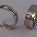 Tr14 - Platina trouwringen, naar eigen ontwerp, met loepzuivere diamant